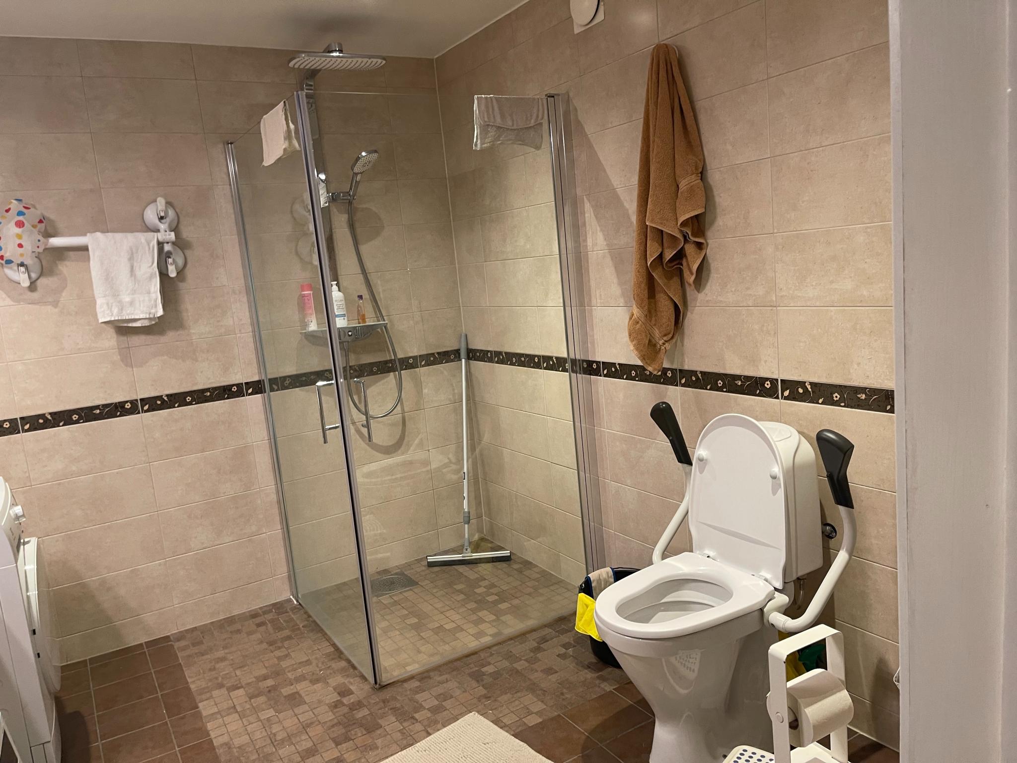 Nylig renovert bad med vaskemaskin og tørketrommel.
